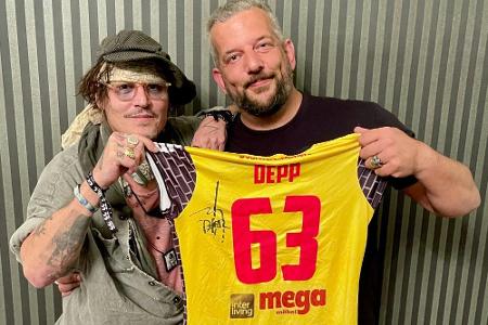 Trikot von Johnny Depp bringt Suhls Volleyballern 4300 Euro Trikot von Johnny Depp bringt Suhls Volleyballern 4300 Euro