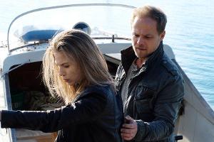 "Die Toten vom Bodensee - Abgrundtief": Hannah (Nora Waldstätten) muss ihre Angst vor Booten überwinden und mit ihrem Kolleg...