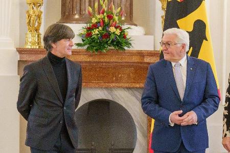 Frank-Walter Steinmeier (r.) empfing den ehemaligen Bundestrainer Joachim Löw auf Schloss Bellevue. Frank-Walter Steinmeier (r.) empfing den ehemaligen Bundestrainer Joachim Löw auf Schloss Bellevue.