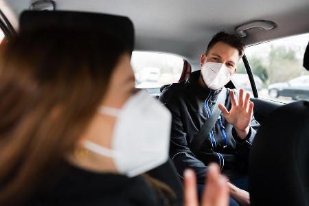 Mitfahrgelegenheiten sparen nicht nur Geld, sondern bringen auch unbekannte Menschen zusammen. Mitfahrgelegenheiten sparen nicht nur Geld, sondern bringen auch unbekannte Menschen zusammen.