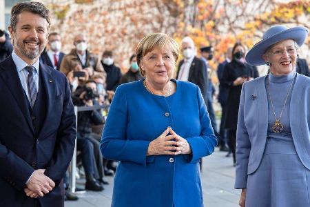 Angela Merkel mit dem royalen Besuch vor dem Kanzleramt. Angela Merkel mit dem royalen Besuch vor dem Kanzleramt.