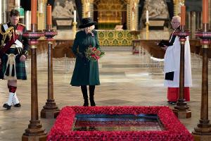 Herzogin Camilla am Grabmal des unbekannten Soldaten.