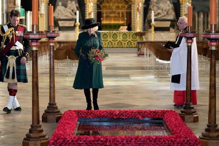 Herzogin Camilla am Grabmal des unbekannten Soldaten.