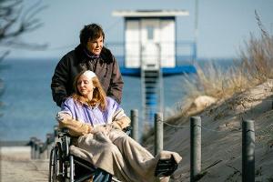 "Der Usedom-Krimi: Ungebetene Gäste": Karin (Katrin Sass) und Saskia (Lillli Fichtner) freunden sich an.