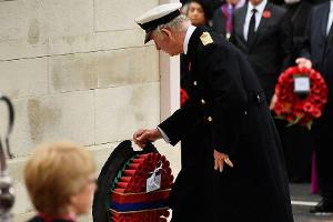 Prinz Charles legte am Sonntag am "Cenotaph" einen Kranz nieder.