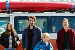 Der Film "Das Leben ist kein Kindergarten 2" mit Sophie Reiling (v.l.), Oliver Wnuk, Karl von Klot, Meike Droste und vielen ...