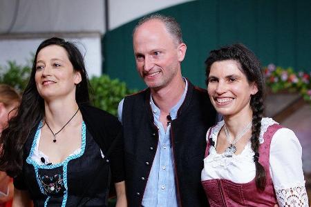 Hubert wird die Entscheidung zwischen Melanie (l.) und Andrea abgenommen. Hubert wird die Entscheidung zwischen Melanie (l.) und Andrea abgenommen.