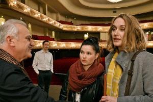 "Die Heiland - Wir sind Anwalt": Romy Heiland (Christina Athenstädt, r.) befragt den Dirigenten Justus van Heyden (Bernhard ...