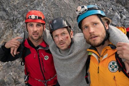 Die Bergretter Markus (Sebastian Ströbel, r.) und Simon (Ferdinand Seebacher, l.) haben Daniel Pflüger (Steffen Schroeder, M... Die Bergretter Markus (Sebastian Ströbel, r.) und Simon (Ferdinand Seebacher, l.) haben Daniel Pflüger (Steffen Schroeder, M...