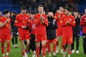 Wales holt Platz zwei und Play-off-Ticket