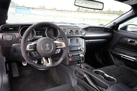 Shelby GT350 Mustang, Cockpit