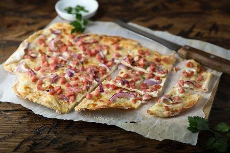 Flammkuchen ist normalerweise auf vielen Weihnachtsmärkten zu finden.