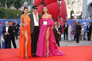 Filmfestival Venedig: Models schockieren mit hohem Beinschlitz