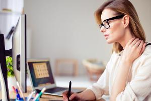 "Tech Neck": Steifen Nacken durch Computer und Handy vermeiden