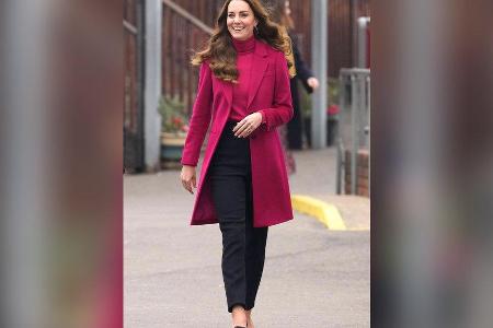 Herzogin Kate setzt bei ihren Outfits gern farbenfrohe Akzente. Herzogin Kate setzt bei ihren Outfits gern farbenfrohe Akzente.