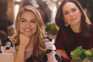 Chrishell Stause (vorne) baut sich ein neues Zuhause auf.