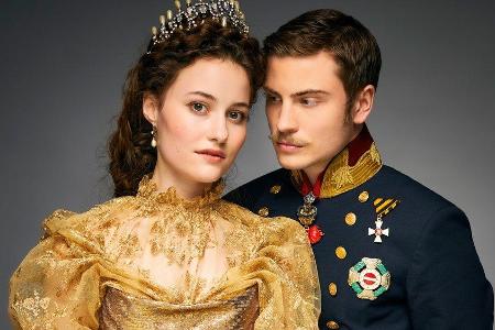 Dominique Devenport und Jannik Schümann spielen Sisi und Franz. Dominique Devenport und Jannik Schümann spielen Sisi und Franz.