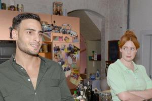 "GZSZ": Nihat und Toni überlegen, wer die Unbekannte ist, die Nihat offenbar observiert hat.