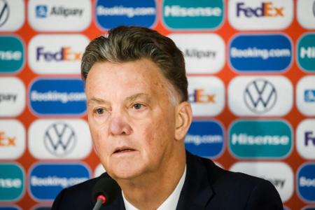 WM-Quali: Van Gaal nach Fahrradunfall im Rollstuhl WM-Quali: Van Gaal nach Fahrradunfall im Rollstuhl