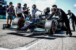 Mercedes schreibt schwarze Zahlen