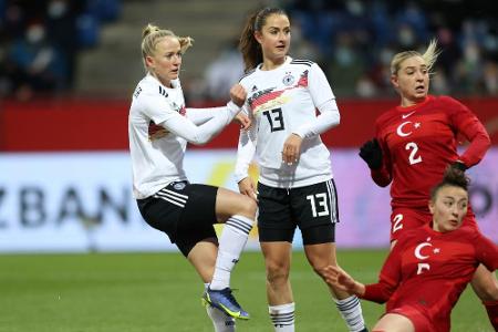 DFB-Frauen dank Schüller in der WM-Quali voll auf Kurs DFB-Frauen dank Schüller in der WM-Quali voll auf Kurs