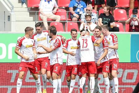 2. Liga: Regensburg springt auf Platz zwei, Heidenheim jubelt spät 2. Liga: Regensburg springt auf Platz zwei, Heidenheim jubelt spät