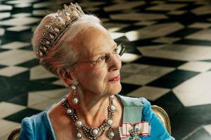 Das neue Porträt von Königin Margrethe II. wurde im Kuppelsaal von Schloss Fredensborg aufgenommen.