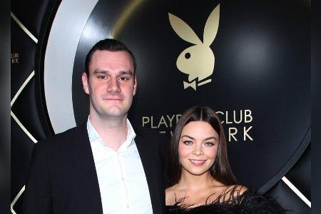 Cooper Hefner und Scarlett Byrne 2018 bei der Eröffnung des Playboy-Clubs in New York. Cooper Hefner und Scarlett Byrne 2018 bei der Eröffnung des Playboy-Clubs in New York.