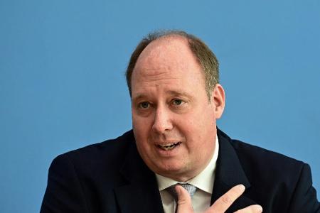 Braun mit Kritik an vollbesetzten Stadien: Braun mit Kritik an vollbesetzten Stadien: