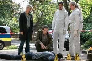 "Tatort: Masken" (v.l.): Die Kommissare Martina Bönisch (Anna Schudt) und Peter Faber (Jörg Hartmann) mit KTUler Sebastian H...