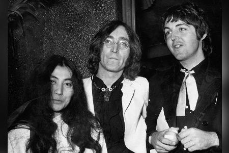 Yoko Ono mit den Beatles John Lennon (M.) und Paul McCartney. Yoko Ono mit den Beatles John Lennon (M.) und Paul McCartney.