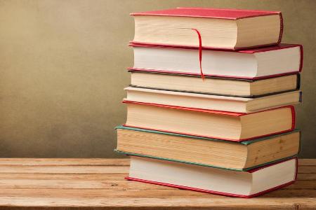 Bücherstapel laden zum Verweilen ein