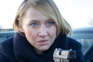 "Solo für Weiss: Das letzte Opfer": Nora Weiss (Anna Maria Mühe) zielt auf einen Geiselnehmer.