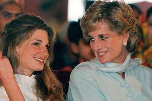 Jemima Khan (l.) und Prinzessin Diana 1996 bei einem Besuch in Pakistan.