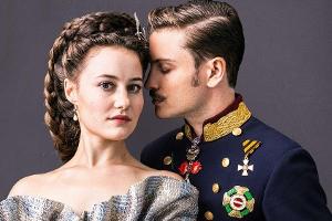 Dominique Devenport als Sisi, Jannik Schümann als Franz.