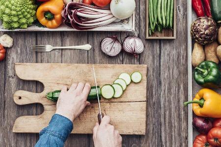 Zucchini und Kartoffeln sollten Hobbyköche vor dem Verwerten genau unter die Lupe nehmen. Zucchini und Kartoffeln sollten Hobbyköche vor dem Verwerten genau unter die Lupe nehmen.