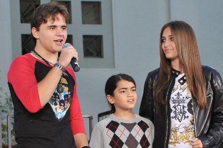 Blanket Jackson (Mitte) mit seinen Geschwistern im Jahr 2012. Blanket Jackson (Mitte) mit seinen Geschwistern im Jahr 2012.