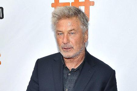 Alec Baldwin sieht sich mit mehreren Klagen konfrontiert. Alec Baldwin sieht sich mit mehreren Klagen konfrontiert.