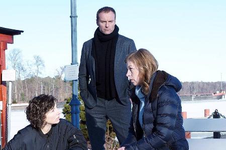 Nina Rubin (Meret Becker, l.) und Robert Karow (Mark Waschke) reden im Nina Rubin (Meret Becker, l.) und Robert Karow (Mark Waschke) reden im
