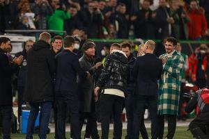 "Gewagter" Mantel: Podolski spöttelt über Modesünder Hummels