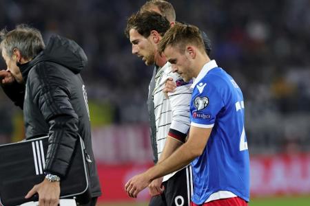 Nach Kung-Fu-Tritt: Goretzka schenkt Gegenspieler sein Trikot Nach Kung-Fu-Tritt: Goretzka schenkt Gegenspieler sein Trikot