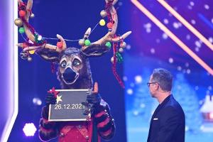 Die erste Maske des "The Masked Singer"-Weihnachtsspecials wurde gezeigt: das Rentier.