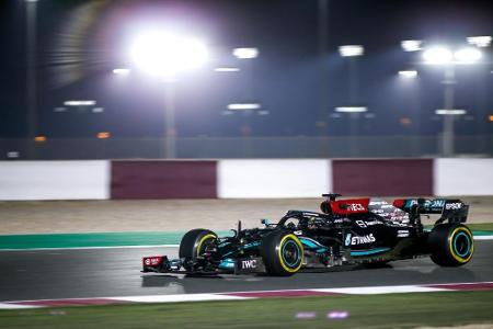 Formel 1: Hamilton gewinnt in Katar vor Verstappen Formel 1: Hamilton gewinnt in Katar vor Verstappen