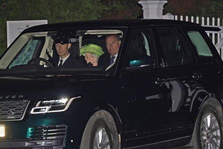 Die Queen auf dem Weg zur Doppeltaufe. Die Queen auf dem Weg zur Doppeltaufe.
