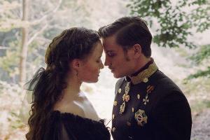 "Sisi": Sisi (Dominique Devenport) und Kaiser Franz (Jannik Schümann) kommen sich nach einem emotionalen Wortgefecht im Wald...