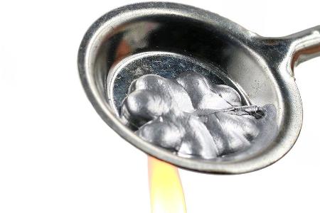 Bleigießen ist schädlich für die Gesundheit - deshalb einfach Wachs nehmen. Bleigießen ist schädlich für die Gesundheit - deshalb einfach Wachs nehmen.