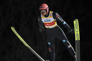 Skispringen: Geiger verpasst Podest knapp und baut Weltcup-Führung aus