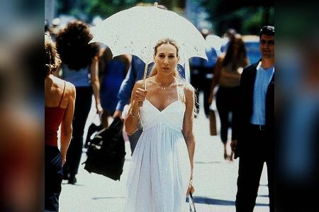 Sommerlich weiß mit passendem Sonnenschirm stöckelte Carrie hier durch Manhattan. Manchmal braucht es keine auffälligen Farb...