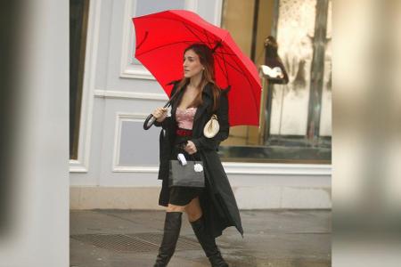 Auch an Regentagen will Frau strahlen: Da darf der klassische Trenchcoat natürlich nicht fehlen. Kombiniert mit eleganten Ov...