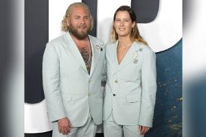 Jonah Hill und seine Freundin im Partnerlook auf dem roten Teppich